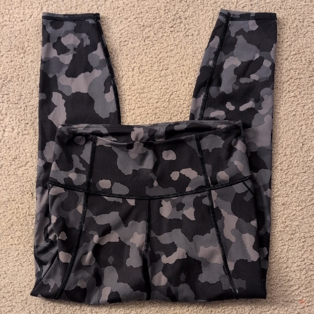 Athleta Lightening Camo 7/8 Tight Size Small